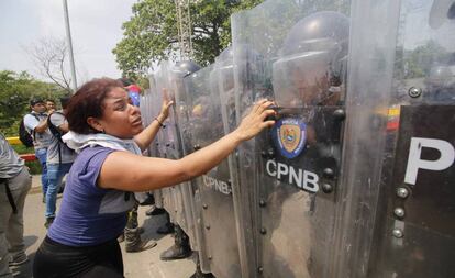 Policías venezolanos impiden el paso a una mujer, en el Puente de Simón Bolívar, el pasado sábado.