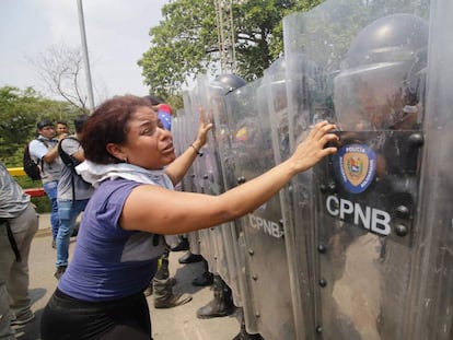 Policías venezolanos impiden el paso a una mujer, en el Puente de Simón Bolívar, el pasado sábado.