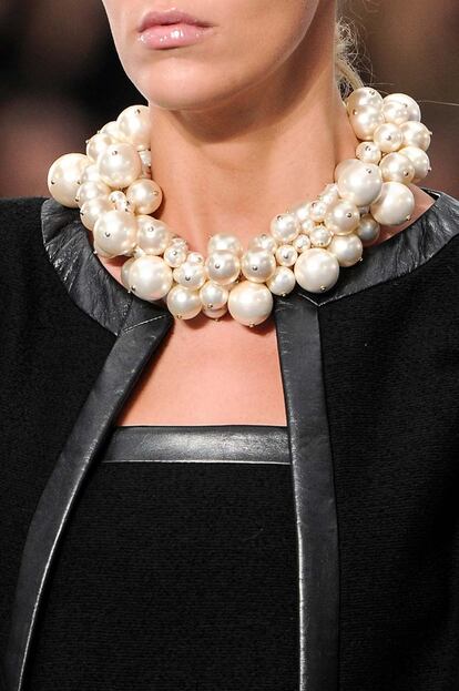 Chanel, fiel a sus inicios, propone esta temporada maxi collares y pulseras para adornar un outfit veraniego.
