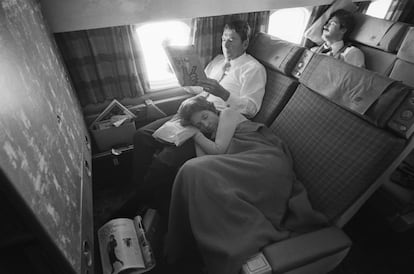 11 de agsoto de 1976. Nancy Reagan junto con su marido durante de regreso a California después de un viaje de la Convención Nacional Republicana.