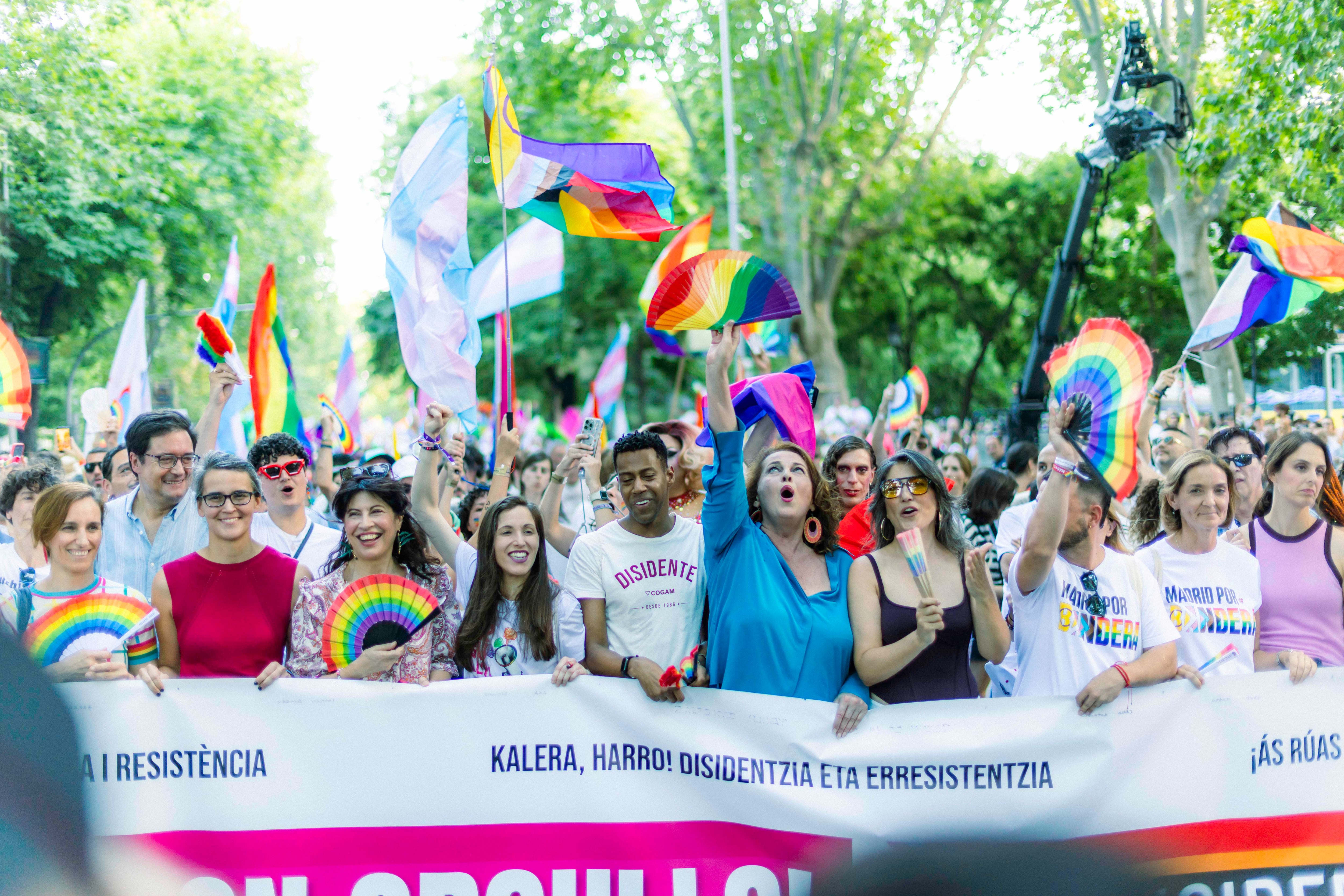 A la manifestación acudieron políticos como Mónica García (ministra de Sanidad), Ana Redondo (ministra de Igualdad), Óscar López (ministro para la Transición Digital), la senadora Carla Antonelli; Manuela Bergerot (portavoz de Más Madrid en la Asamblea de Madrid); Reyes Maroto (portavoz del PSOE en el Ayuntamiento madrileño) o Rita Maestre (portavoz de Más Madrid en el Ayuntamiento madrileño). Juntos, este sábado llevando una de las pancartas del Orgullo.