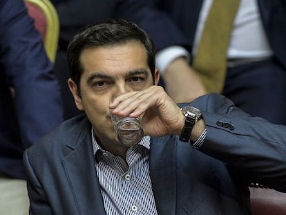 O primeiro-ministro Tsipras na sessão desta madrugada.