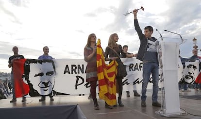 Els alliberats pel 'cas Bateraguna' Arkaitz Rodríguez (aixeca unes roses), Sonia Jacinto i Mitren Zabaleta (porten una estelada) són homenatjats al final de la manifestació per la llibertat d'Otegi.