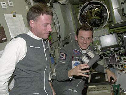 Pedro Duque (derecha) realiza un experimento junto a Michael Foale a bordo de la Estación Espacial Internacional.