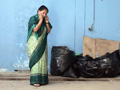 La embajadora de India en Senegal revisa en el puerto de Nuadibú las identificaciones de los inmigrantes que han asegurado ser indios.