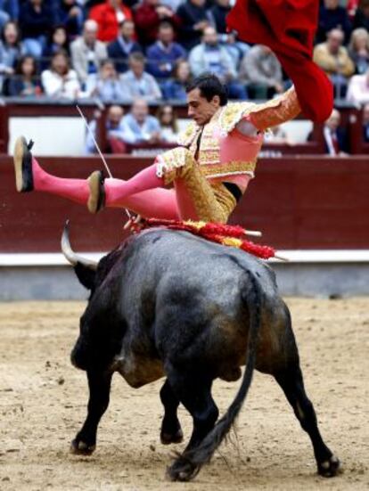 Paco Ureña, cogido por su primer toro.