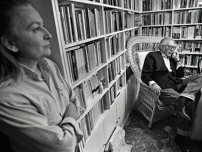 María España y Francisco Umbral, fotografiados en su casa de Madrid tras ser galardonado el escritor con el Premio Nacional de las Letras en 1997.