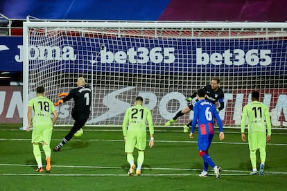 Dmitrovic marca de penalti ante el Atlético el pasado jueves.