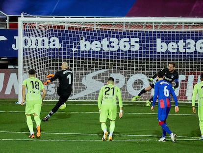 Dmitrovic marca de penalti ante el Atlético el pasado jueves.