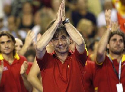 Emilio Sánchez Vicario aplaude al público, junto a sus jugadores, tras ganar la Copa Davis.