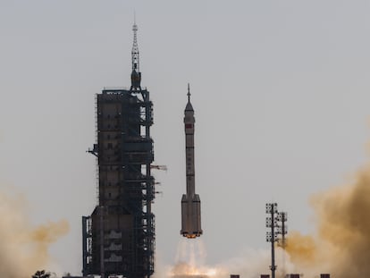 La nave Shenzhou-17 despegando de la base de Jiuquan el 26 de octubre.