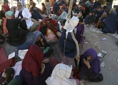 Mujeres que huyeron de su hogar debido a los enfrentamientos entre los talibanes y el personal de seguridad afgano reciben atención médica en un parque público en Kabul, Afganistán.