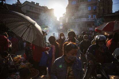Una multitud de compradores se agolpa en el mercado Ason durante el primer día del festival Tihar en Katmandú, Nepal.