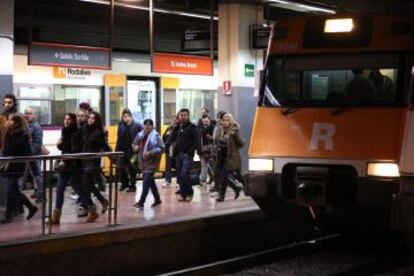 Usuaris baixen dels trens a Sant Andreu Arenal.