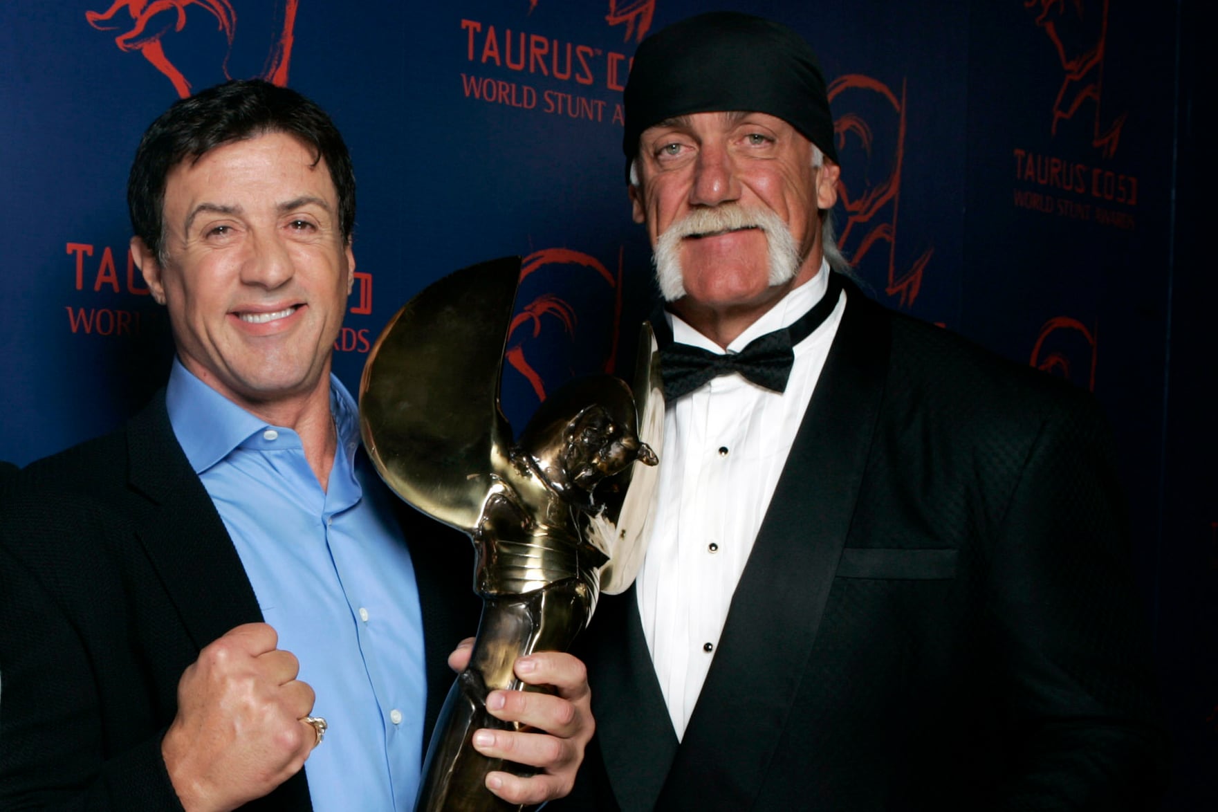 Muere Hulk Hogan, leyenda de la lucha libre, a los 71 años 17 Sylvester Stallone y Hulk Hogan, en una entrega de premios en 2005.