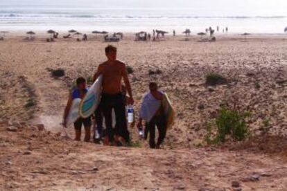 Surfistas en la playa de Sidi Kaouki, próxima a Esauira.