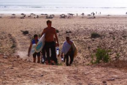 Surfistas en la playa de Sidi Kaouki, próxima a Esauira.