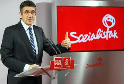 Patxi López, durante la rueda de prensa en la sede de los socialistas vascos.