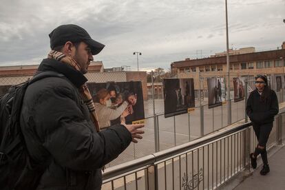 El fotógrafo Joan Mateu Parra durante una visita guiada a su exposición 'Alerta: desahucio', con alumnas y alumnos del Institut Escuela Trinitat Nova, en el distrito de Nou Barris.