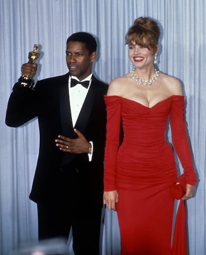 Denzel Washington and Geena Davis at the Oscars in 1990.