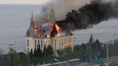 El edificio de la Academia de Derecho de Odessa, en llamas tras un ataque con misiles rusos en Odesa, el lunes 29 de abril.