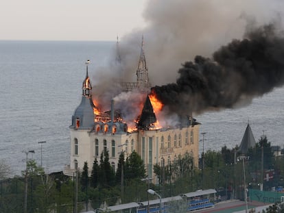El edificio de la Academia de Derecho de Odesa, en llamas tras un ataque con misiles rusos, el lunes 29 de abril.