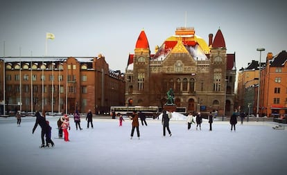 Unas personas patinan sobre hielo en el centro de Helsinki. La capital de Finlandia es la novena ciudad con mejor calidad de vida del mundo y la segunda de Europa.