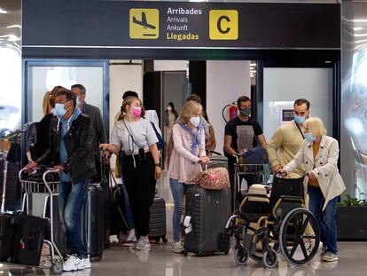 Llegada de turistas al aeropuerto de Palma de Mallorca, este lunes.
