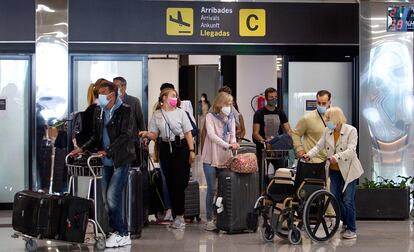 Llegada de turistas al aeropuerto de Palma de Mallorca, este lunes.