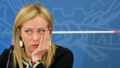 TOPSHOT - Italy�s Prime Minister Giorgia Meloni gestures during a press conference in Rome on  November 11, 2022. - Italian Prime Minister Giorgia Meloni on November 11, 2022 condemned what she called the "aggressive reaction" of the French government to taking in a migrant rescue vessel rejected by Rome. (Photo by Alberto PIZZOLI / AFP)