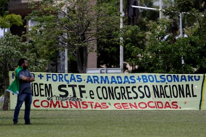 Seguidores de Bolsonaro en una protesta a favor de las Fuerzas Armadas y el presidente y contra el Tribunal Supremo y el Congreso este miércoles.