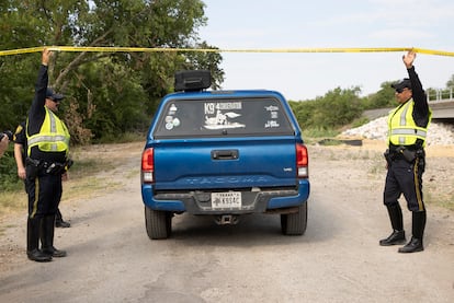Un equipo de búsqueda con caninos llegan al sitio donde fueron encontrados los migrantes, al día siguiente de la tragedia, para hacer una búsqueda en la zona.