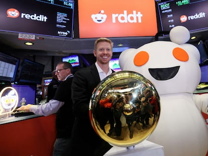 El presidente ejecutivo de Reddit, Steve Huffman, posa junto a Snoo, la mascota de la compañía, en la Bolsa de Nueva York el pasado 21 de marzo.