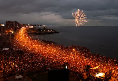 Seguidores de Jos Mujica, celebran el triunfo presidencial frente a su sede en Montevideo, el domingo 29 de noviembre de 2009. 