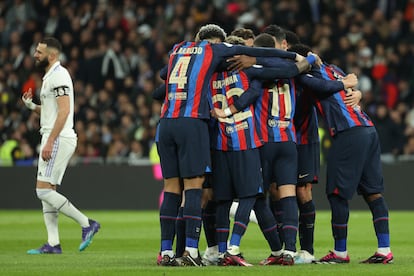 Los jugadores del FC Barcelona celebran el primer gol
