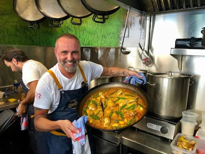 RODRIGO DE LA CALLE EN SU NUEVO PUESTO EN EL MERCADO DE SAN MIGUEL EN MADRID / CAPEL