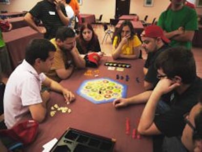 Varias personas participan en uno de los campeonatos del juego Catán.