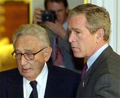 Bush y Kissinger entran ayer en el salón de Roosvelt de la Casa Blanca.