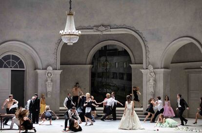 Rusalka, vestida de novia, en el centro, ajena a las celebraciones de la fiesta del segundo acto de la ópera.