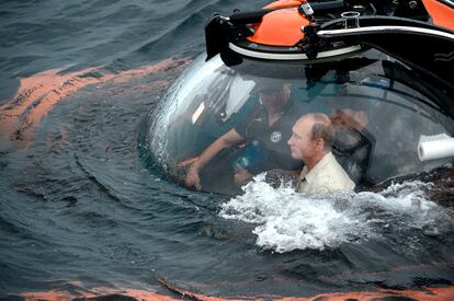 El presidente ruso, Vladimir Putin, se sumerge a bordo de un batiscafo, en el mar Negro, en la costa de Sebastopol, Crimea.