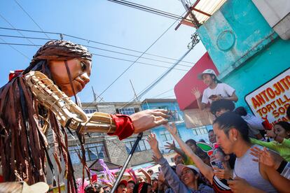 La caminata en México de Amal -cuyo significado es esperanza en árabe- será de alrededor de 5.000 kilómetros. En la imagen, Amal saluda a un grupo de espectadores en Iztapala. 
