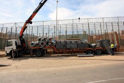 Un cami&oacute;n con el nuevo coronamiento cortante de la valla. Foto facilitada por la Comandancia de la Guardia Civil de Melilla.