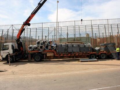 Un cami&oacute;n con el nuevo coronamiento cortante de la valla. Foto facilitada por la Comandancia de la Guardia Civil de Melilla.