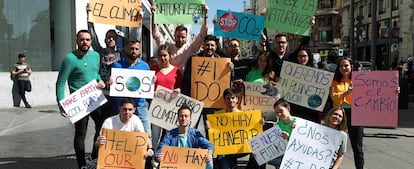 Los profesionales de Los40 posan con sus mensajes en la Gran Vía de Madrid.