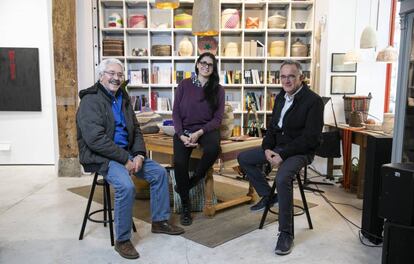 Venezolanos exiliados fotografiados en la Cesta República, tienda de la calle Valgame Dios de Madrid.