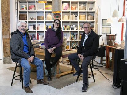 Venezolanos exiliados fotografiados en la Cesta República, tienda de la calle Valgame Dios de Madrid.