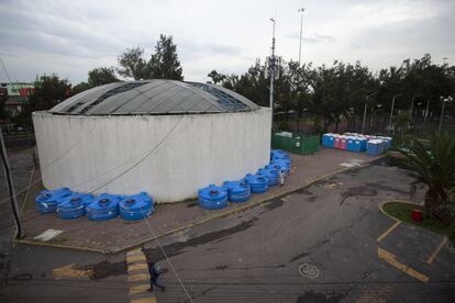 Se instalaron cisternas con agua y baños provisionales en el albergue del estadio Jesús Martínez.