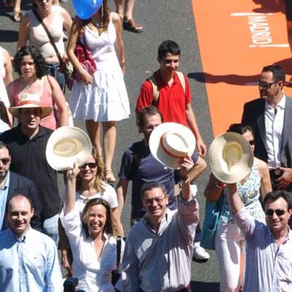 "Esta cita va a ser la mejor oportunidad para demostrar al resto del mundo nuestra pasión por el deporte y nuestra vocación por ser ciudad olímpica", afirmó ayer el alcalde, Alberto Ruiz-Gallardón. En la foto, el alcalde saluda junto a la concejal socialista Trinidad Jiménez.