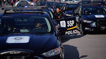 Varios coches de policía de Ciudad de México.