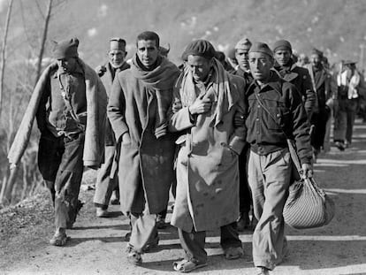 Soldados republicanos huyendo a Francia en 1939. 